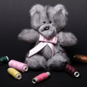 Дизайнерские игрушки из меха медведь серый с бантиком