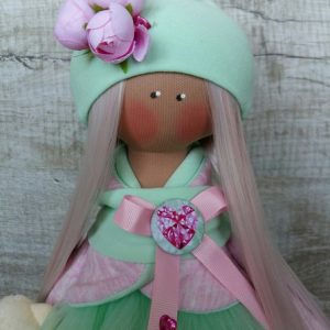 Дизайнерская кукла ручной работы в берете с цветами