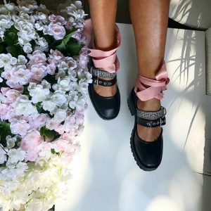 Черные женские туфли на ремешке с розовыми атласными шнурками