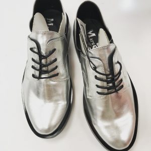 Женские туфли серебро с черными шнурками
