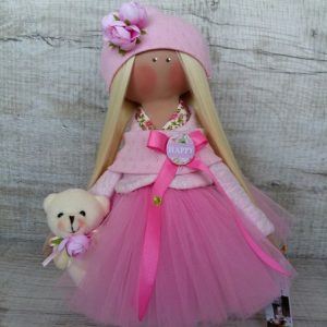 Дизайнерская кукла ручной работы в розовой накидке