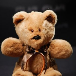 Дизайнерские игрушки из меха медведь коричневый с бантиком