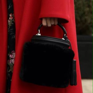 Женская сумка с кисточками черная