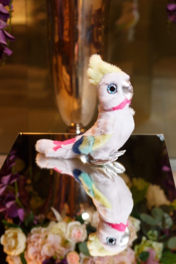 Интерьерная игрушка попугай белый из меха 000.911 фото