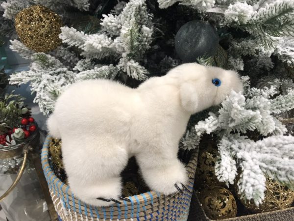Интерьерная игрушка белый медведь из меха 000.915 фото