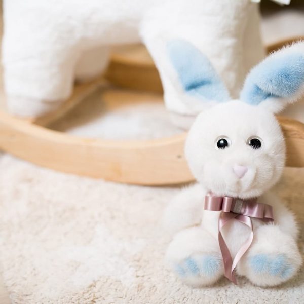 Интерьерная игрушка заяц белый из меха 000.900 фото
