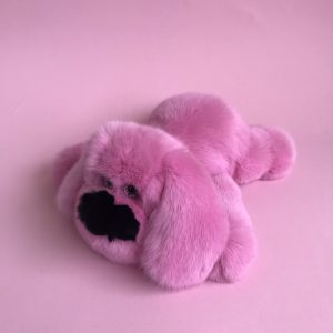 Интерьерная игрушка собака розовая из меха 000.902