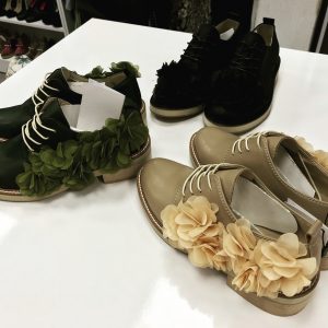Дизайнерские женские туфли с цветами (хаки, беж, чёрный)